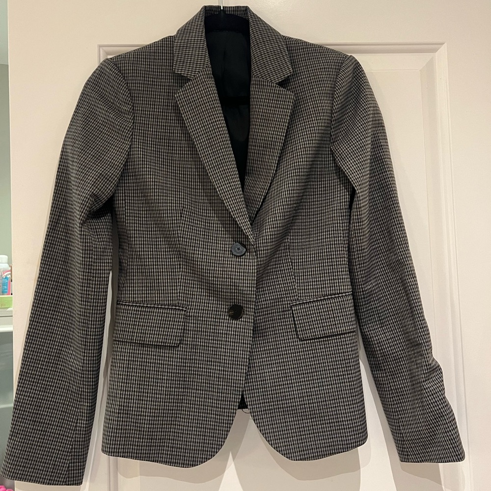 Theory, beautifully tailored, small patterned blazer size 00.